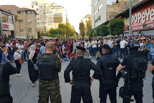 فلسطینی ها کناره گیری محمود عباس را خواستار شدند