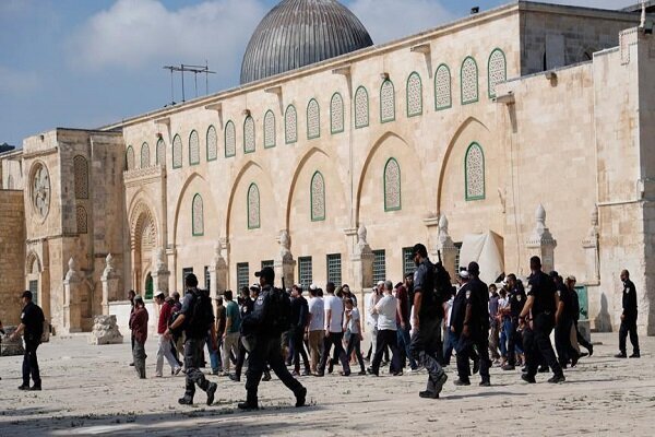 Zionist settlers brutally attack Al-Aqsa Mosque 