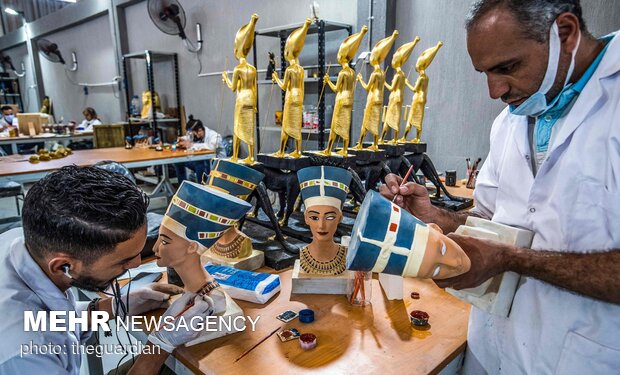 صناعة تمثال الفراعنة في مصر لمنافسة الصين