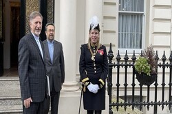 Iran new envoy to London submits credentials to UK Queen