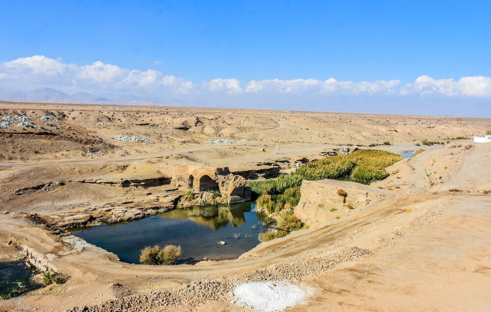 آب بازی گردشگران در کاروانسرا / بررسی چالش های وزیر جدید میراث 5