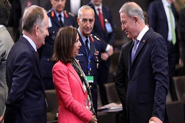 وزیران دفاع ترکیه و اسپانیا رایزنی کردند