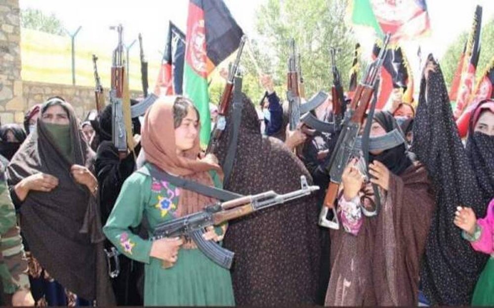 افغانستان میں طالبان کا مقابلہ کرنے کے لئے مسلح خواتین سڑکوں پر نکل آئی ہیں
