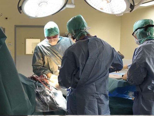 بھارت میں ڈاکٹرز نے 17 سالہ نوجوان کے پیٹ سے ایک کلو وزنی پتھری نکال دی