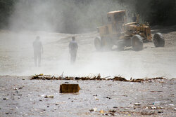 نگرانی‌ها از وضعیت رودخانه زاینده‌رود/نخاله‌ها جای آب را گرفتند