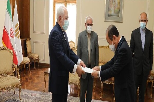 New S. Korean envoy submits credentials to Zarif
