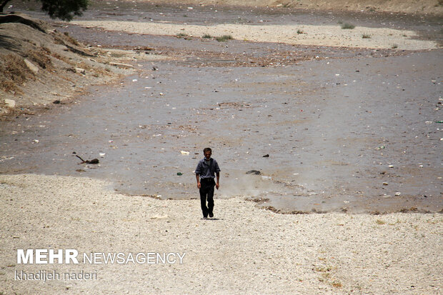 Water reflows into dried-up Zayanderud