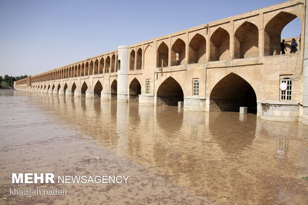 جریان ۷مترمکعب آب در زاینده رود اصفهان ضروری است