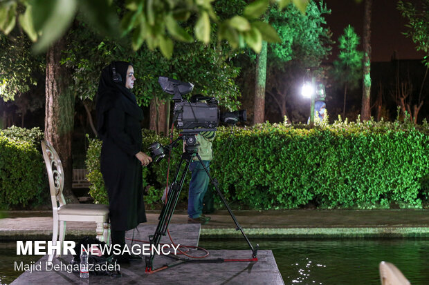 پشت صحنه برنامه تلویزیونی شب فیروزه ای از باغ جهانی دولت آباد یزد