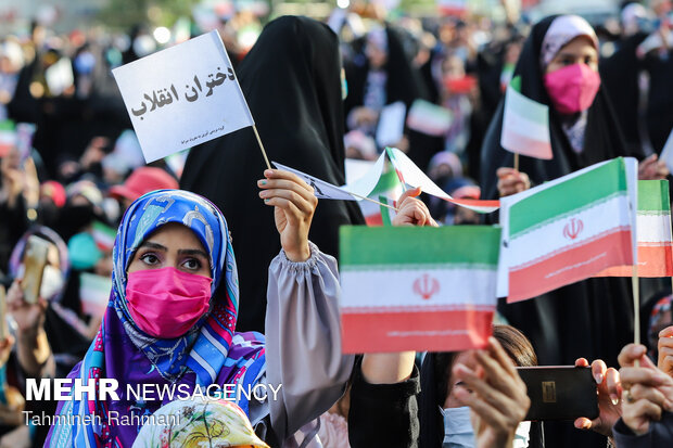 حرکت دسته عزاداری دختران انقلاب به یاد حاج قاسم