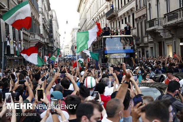 جشن و پایکوبی بازیکنان ایتالیا یک روز پس از پیروزی تیمشان درمیان مردم