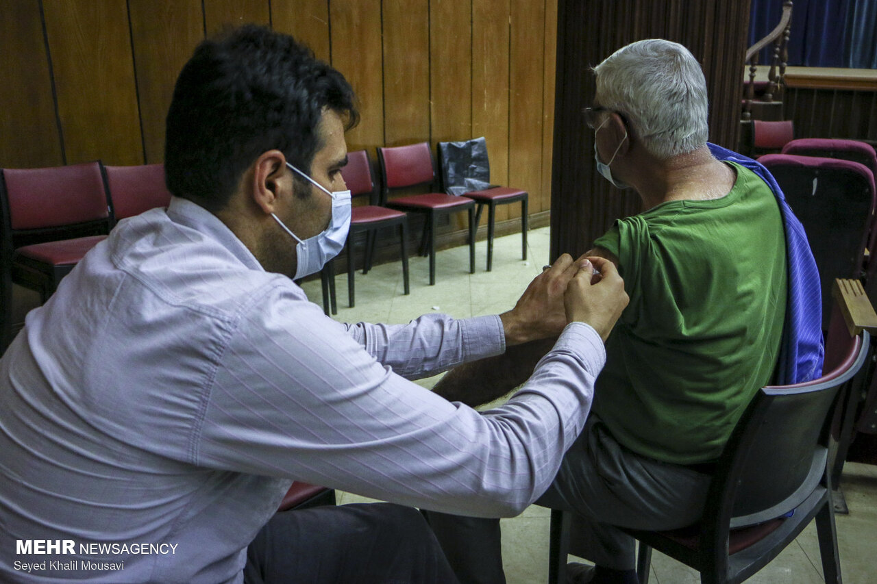 ۳۶۵ نفر در گروه سنی ۶۰ تا ۶۵ سال در اردستان واکسینه شدند
