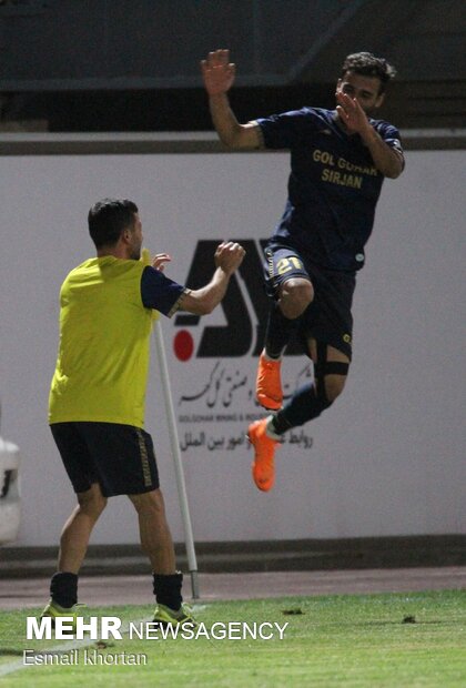 دیدار تیم های فوتبال گل گهر و آلومینیوم اراک
