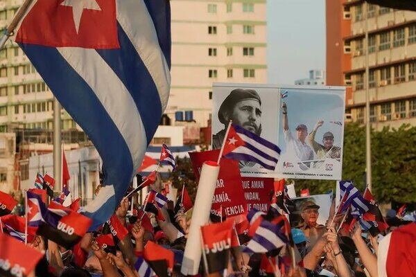 Küba'da hükümete destek yürüyüşü