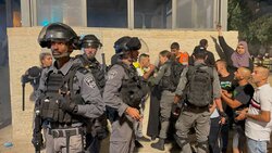 Mescid-i Aksa'ya baskın sürüyor