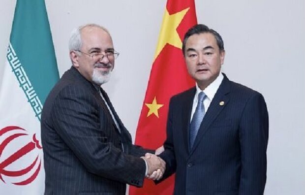 ظريف ونظيره الصيني یبحثان العلاقات الثنائية وأفغانستان