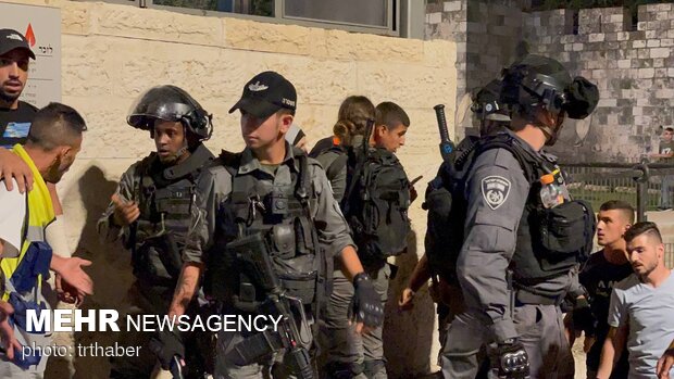 یورش نظامیان رژیم صهیونیستی به جوانان فلسطینی در مسجدالاقصی