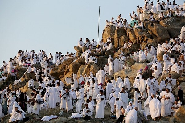 حجاج بيت الله يرمون الجمرات ثاني أيام التشريق 