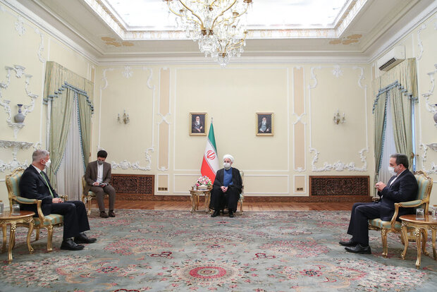 Rouhani receives new ambassadors' credentials (+Details)