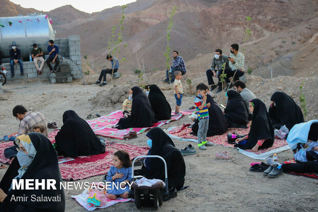 قرائت دعای عرفه در مقبره شهدای گمنام پارک کوهستان  - سمنان