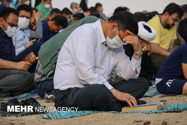 قرائت دعای عرفه در مقبره شهدای گمنام پارک کوهستان  - سمنان