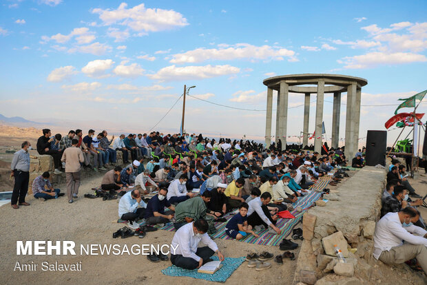 قرائت دعای عرفه در مقبره شهدای گمنام پارک کوهستان  - سمنان