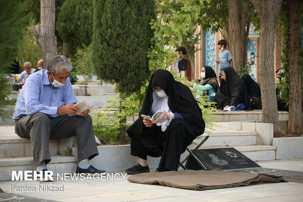 مراسم دعای عرفه در گلزار شهدا شهرکرد