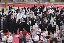 الإيرانيون يقيمون صلاة عيد الأضحى المبارك في مرقد السيدة فاطمة المعصومة (س)