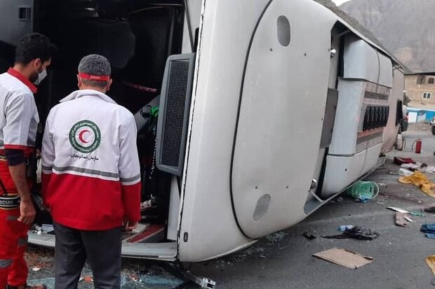 سانحه اتوبوس در جاده هراز ۳ کشته و ۳۳ مصدوم برجای گذاشت سانحه اتوبوس در جاده هراز ۳ کشته و ۳۳ مصدوم برجای گذاشت