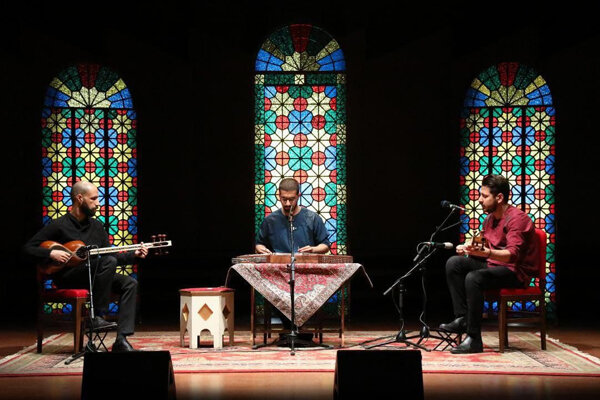 تماشای مهمانی مشترک سازهای ایرانی و جهانی در تالار رودکی