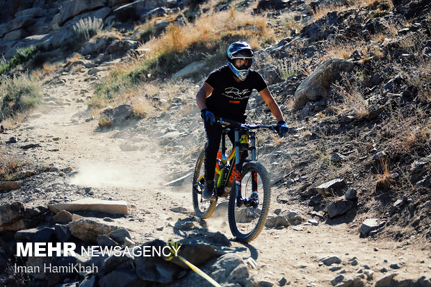 Downhill mountain bike racing in Hamedan
