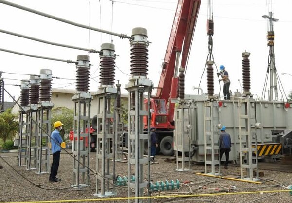برق شهرستان لنده و روستاها قطع شد/ خسارت رعد و برق به شبکه توزیع