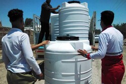 ۷۰ مخزن آب شرب به خانوارهای آسیب‌دیده از تنش آبی هویزه اهدا شد