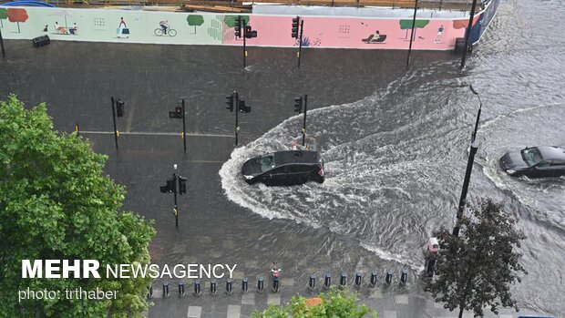 آب گرفتگی  خیابان های لندن به دلیل سیل و طوفان