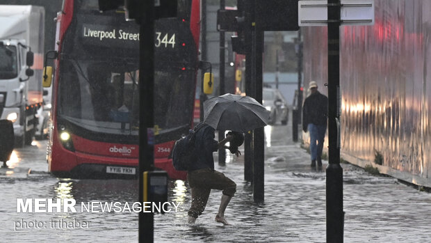 آب گرفتگی  خیابان های لندن به دلیل سیل و طوفان