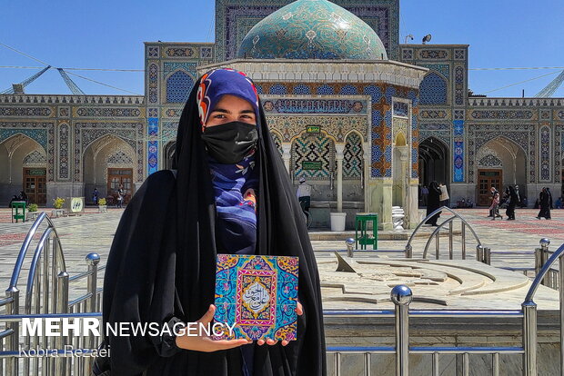 « عَلِیٌّ مَعَ الْحَقِّ» - زائران حرم مطهر رضوی در آستانه عید غدیر