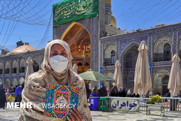 « عَلِیٌّ مَعَ الْحَقِّ» - زائران حرم مطهر رضوی در آستانه عید غدیر