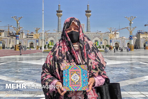 « عَلِیٌّ مَعَ الْحَقِّ» - زائران حرم مطهر رضوی در آستانه عید غدیر