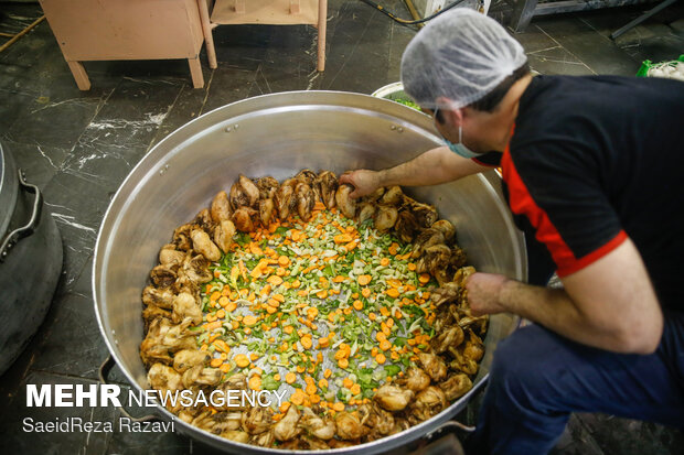 طبخ شش هزار غذا از سوی گروه های جهادی و بسیج اساتید دانشگاه علم و صنعت