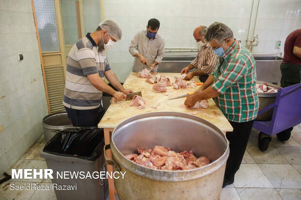 طبخ شش هزار غذا از سوی گروه های جهادی و بسیج اساتید دانشگاه علم و صنعت