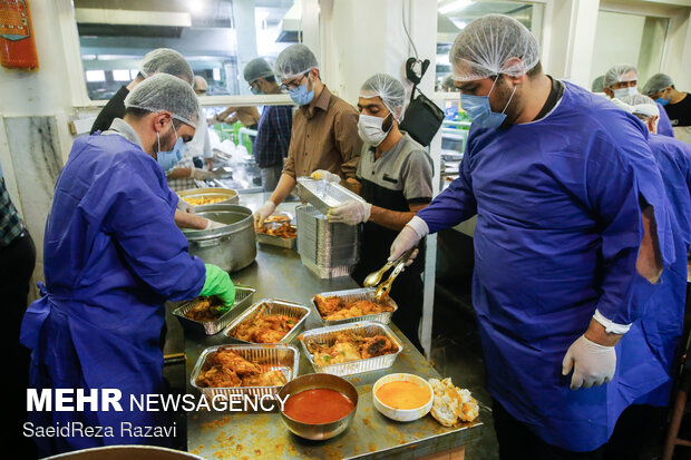 طبخ شش هزار غذا از سوی گروه های جهادی و بسیج اساتید دانشگاه علم و صنعت