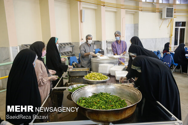 طبخ شش هزار غذا از سوی گروه های جهادی و بسیج اساتید دانشگاه علم و صنعت