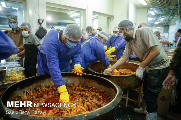 طبخ شش هزار غذا از سوی گروه های جهادی و بسیج اساتید دانشگاه علم و صنعت