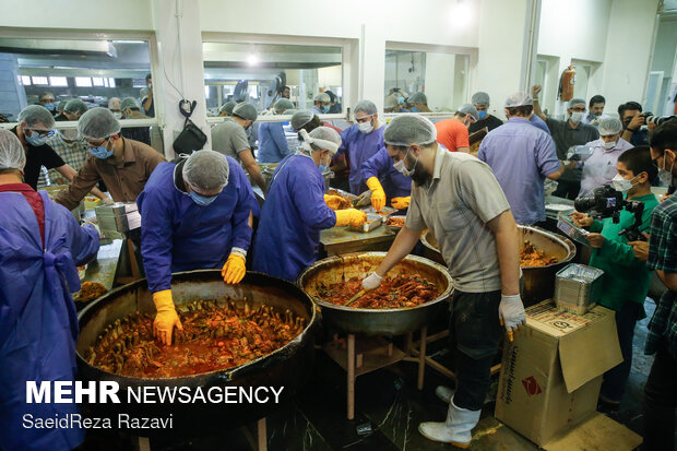 طبخ شش هزار غذا از سوی گروه های جهادی و بسیج اساتید دانشگاه علم و صنعت