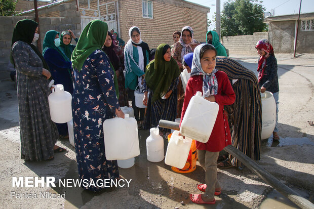 آب‌رسانی با تانکر به روستاهای با تنش آبی بالا در شهرستان لردگان