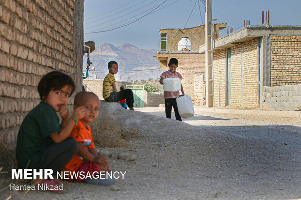 آب‌رسانی با تانکر به روستاهای با تنش آبی بالا در شهرستان لردگان