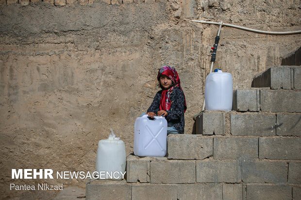 آب‌رسانی با تانکر به روستاهای با تنش آبی بالا در شهرستان لردگان