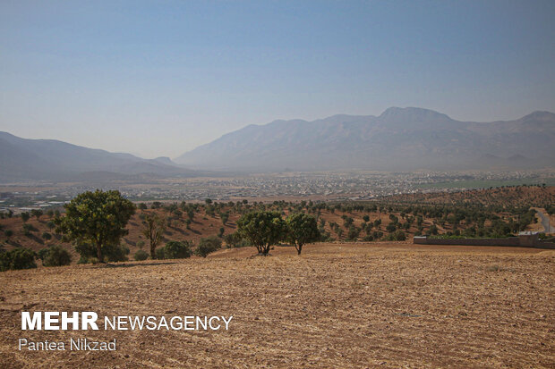 نمای شهر لردگان از منبع آب روستای «کل گچی» - روستای کل گچی در فاصله کمی از شهر لردگان واقع‌شده است و خشک شدن منابع آبی این روستا، احتمال خشک شدن عن‌قریب منابع تأمین آب شهر لردگان را نیز هشدار می‌دهد.