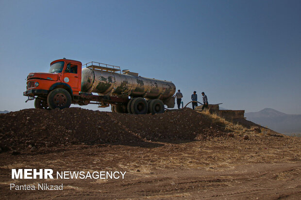 آب‌رسانی با تانکر به روستاهای با تنش آبی بالا در شهرستان لردگان- در برخی روستاها تانکر را به منبع آب انتقال می‌دهند تا در مدت محدودی در شبکه آب‌رسانی جاری شود. در بعضی موارد آبفا مجبور به ایجاد جاده برای دسترسی تانکر به منبع آب شده است