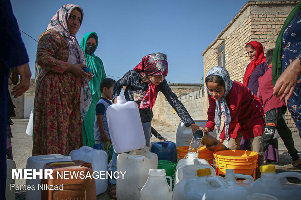 آب‌رسانی با تانکر به روستاهای با تنش آبی بالا در شهرستان لردگان